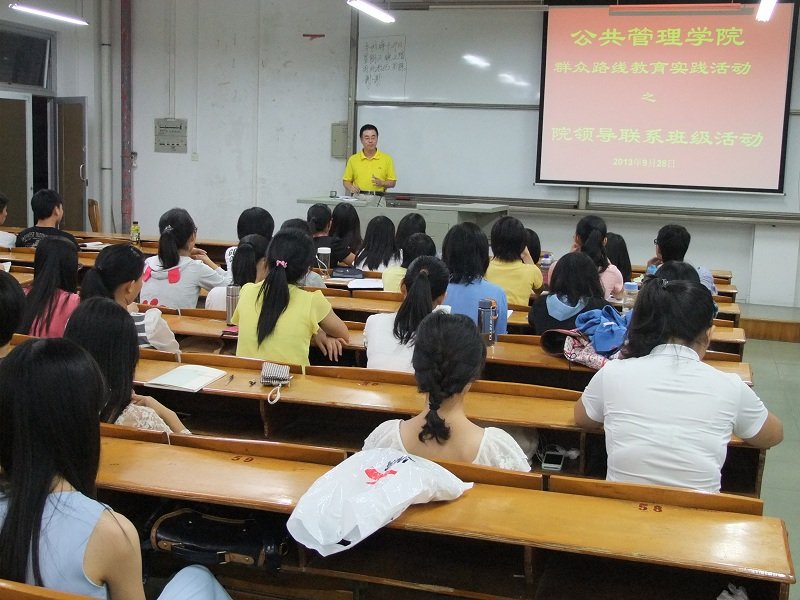 林宏秋书记与新生班级进行交流会  摄影：黄瑞霞